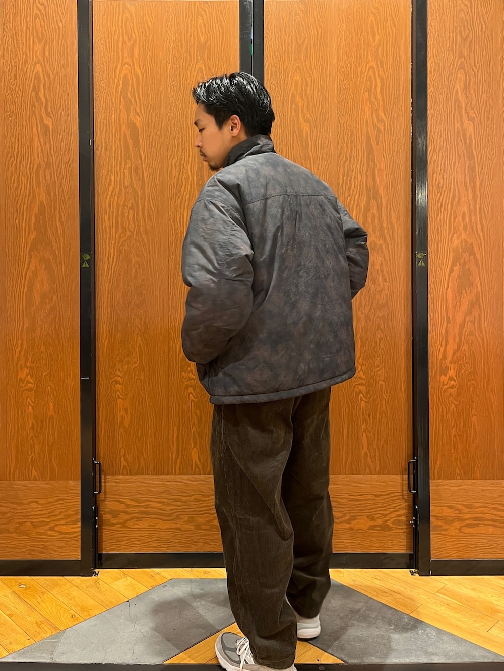 ブラック系のダウンジャケット/コート、グレー系のスウェット、ブラウン系のその他パンツを着用したメンズの冬コーディネートの2枚目の写真