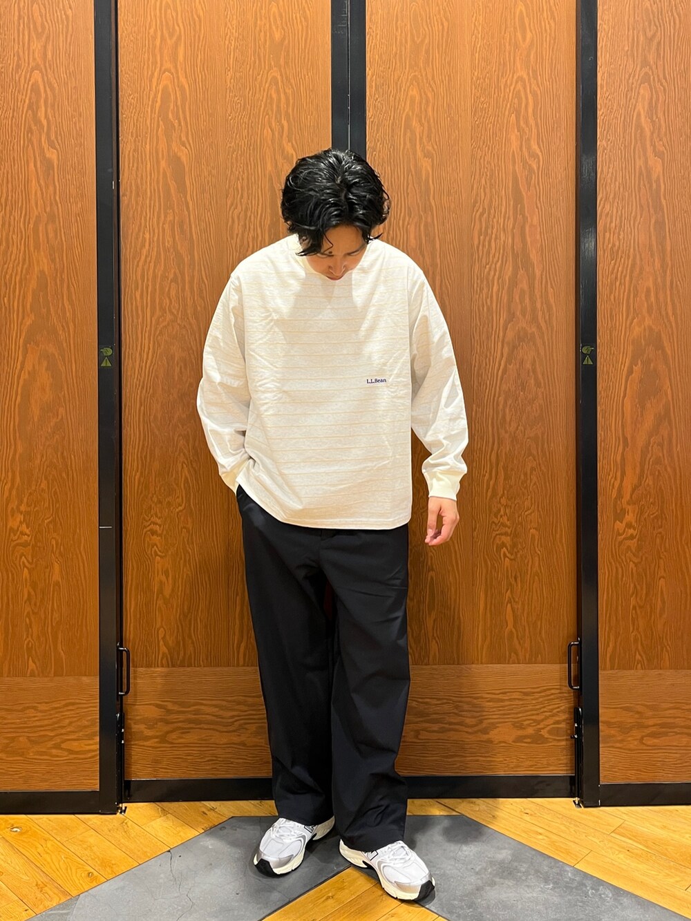 ブルー系のシャツ/ブラウス、ブルー系のその他パンツ、シルバー系のスニーカーを着用したメンズの冬コーディネートの6枚目の写真