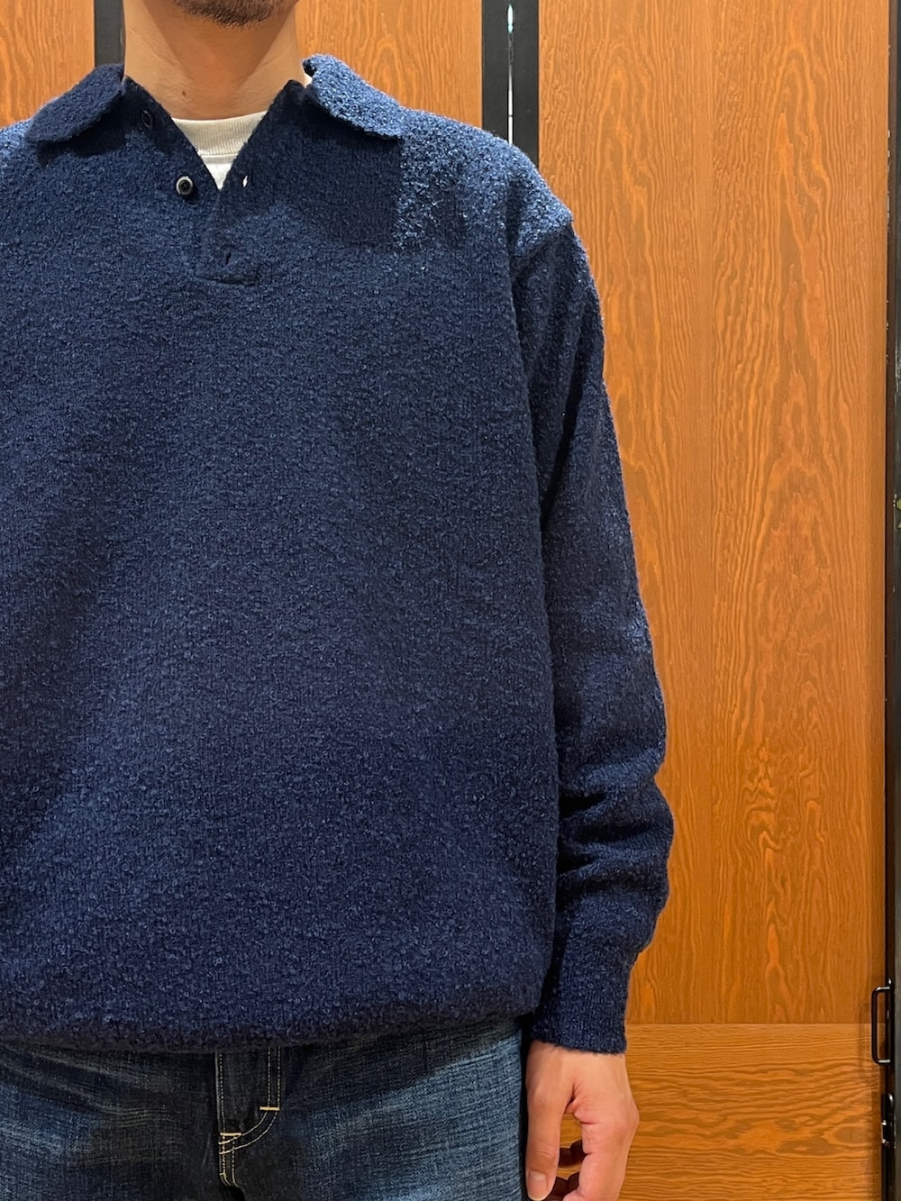 ブルー系のニット/セーター、ブルー系のデニムパンツ、パープル系のサンダルを着用したメンズの冬コーディネートの4枚目の写真