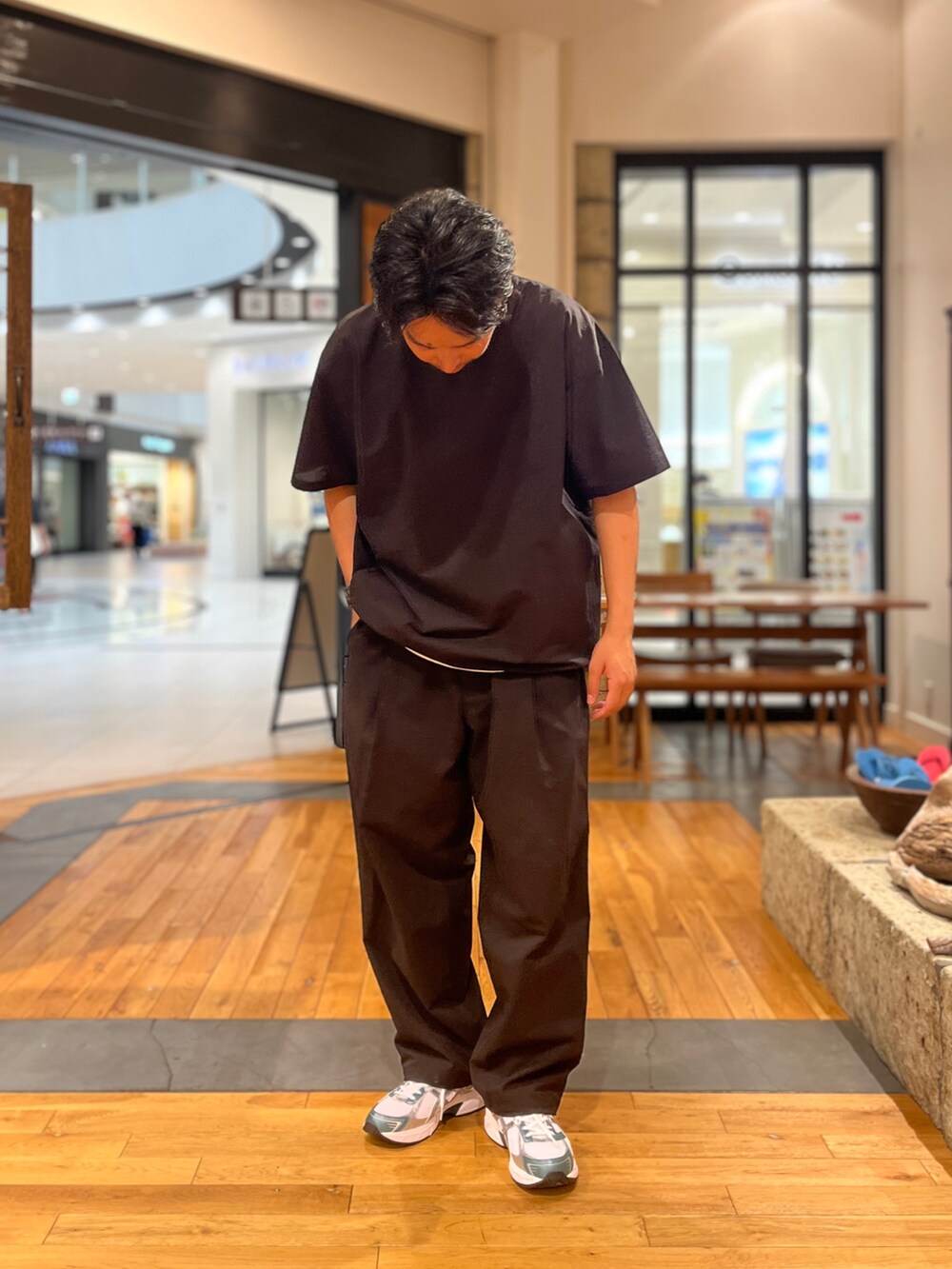 ブラック系のTシャツ/カットソー、ブラック系のその他パンツを着用したメンズの夏コーディネートの2枚目の写真