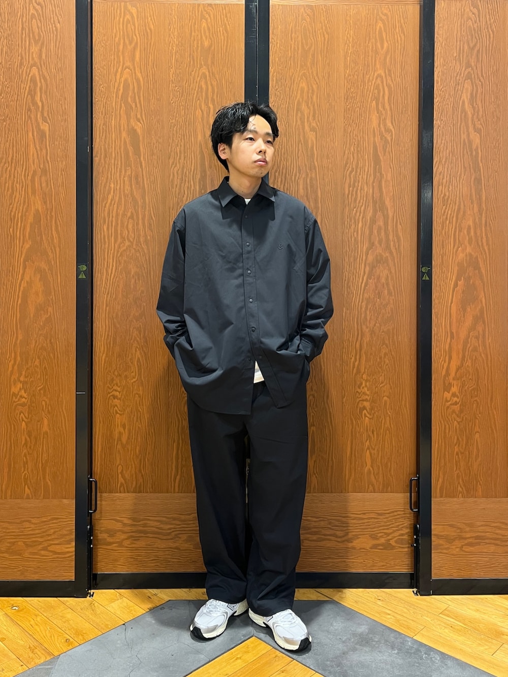 ブルー系のシャツ/ブラウス、ブルー系のその他パンツ、シルバー系のスニーカーを着用したメンズの冬コーディネートの2枚目の写真