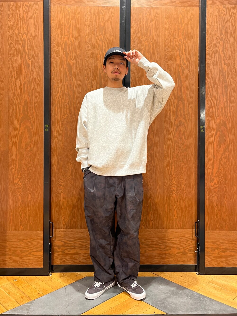 グレー系のスウェット、ブラック系のその他パンツを着用したメンズの秋コーディネートの2枚目の写真