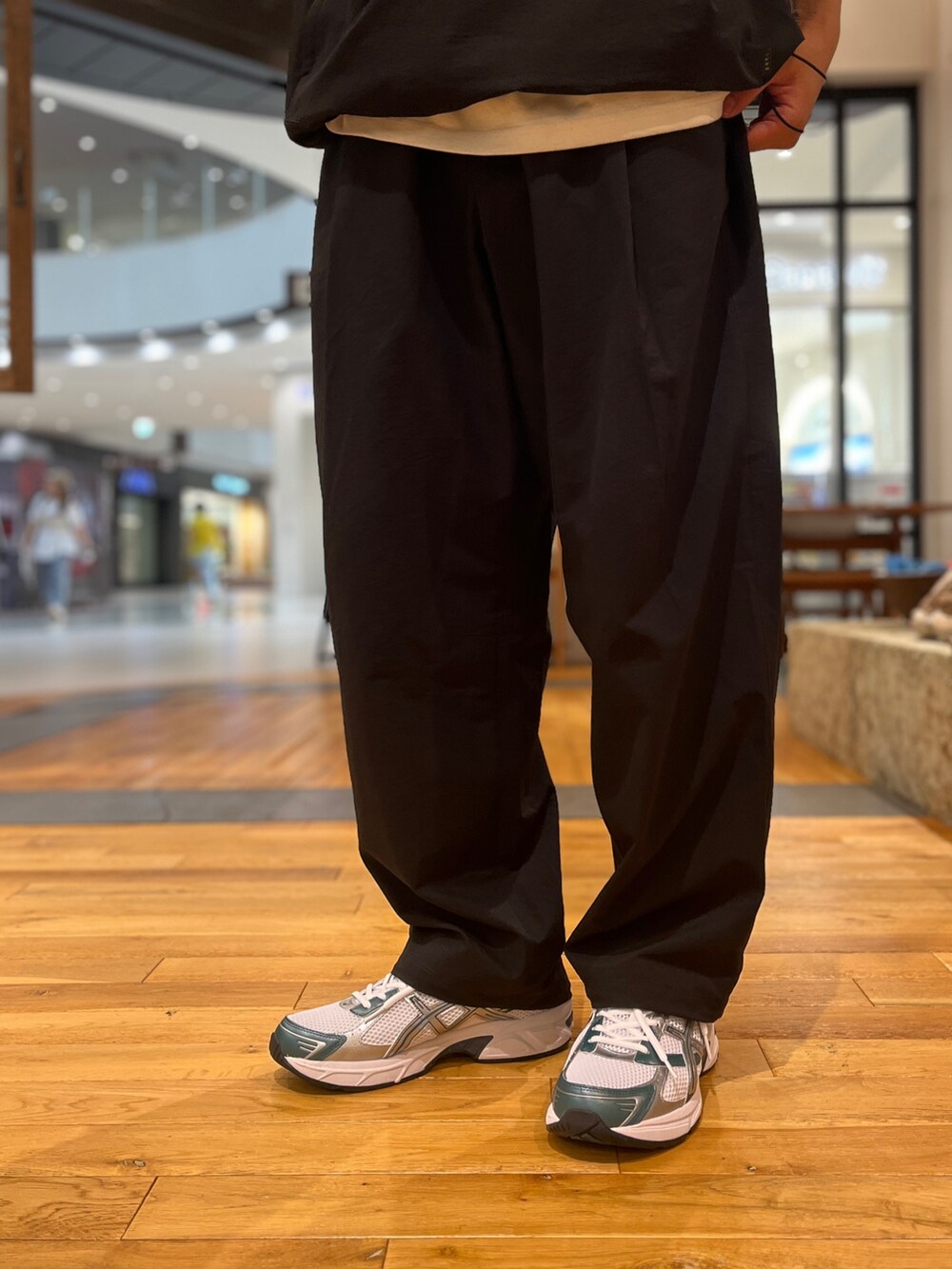 ブラック系のTシャツ/カットソー、ブラック系のその他パンツを着用したメンズの夏コーディネートの4枚目の写真