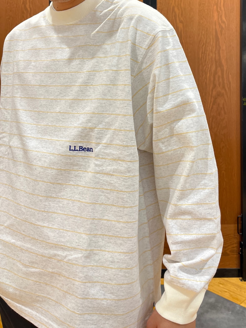 ブルー系のシャツ/ブラウス、ブルー系のその他パンツ、シルバー系のスニーカーを着用したメンズの冬コーディネートの7枚目の写真