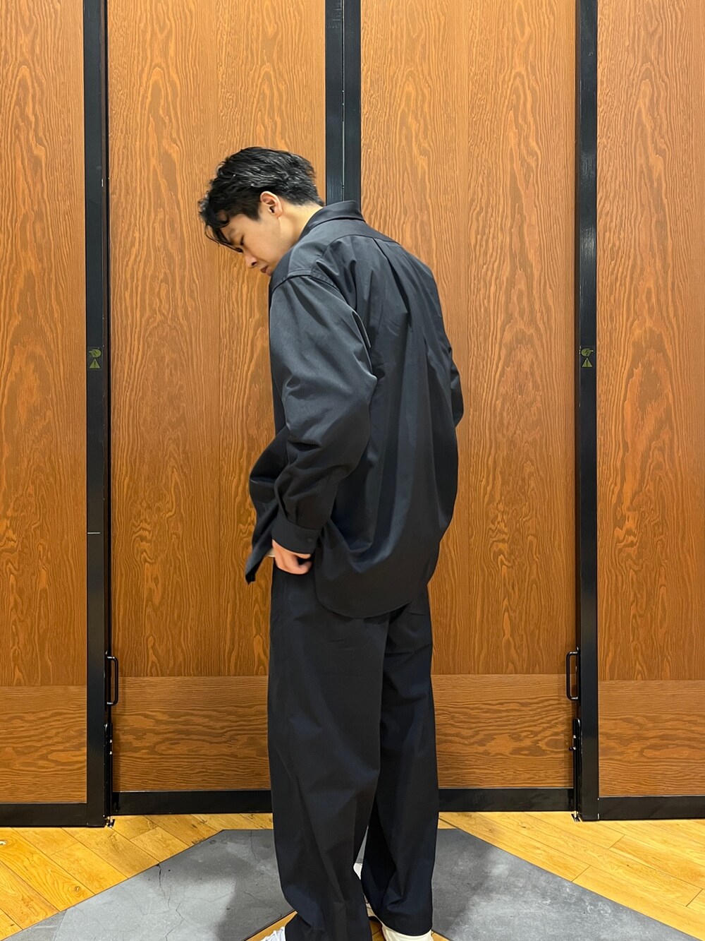 ブルー系のシャツ/ブラウス、ブルー系のその他パンツ、シルバー系のスニーカーを着用したメンズの冬コーディネートの5枚目の写真