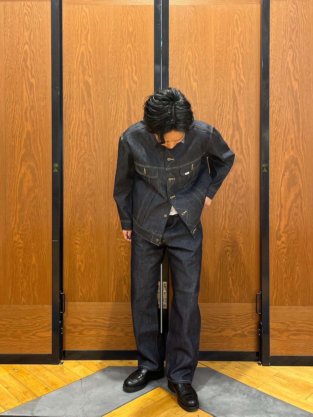 ブルー系のデニムジャケット、ブルー系のデニムパンツを着用したメンズの冬コーディネートの4枚目の写真