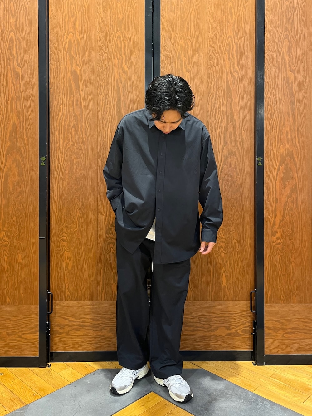 ブルー系のシャツ/ブラウス、ブルー系のその他パンツ、シルバー系のスニーカーを着用したメンズの冬コーディネートの3枚目の写真