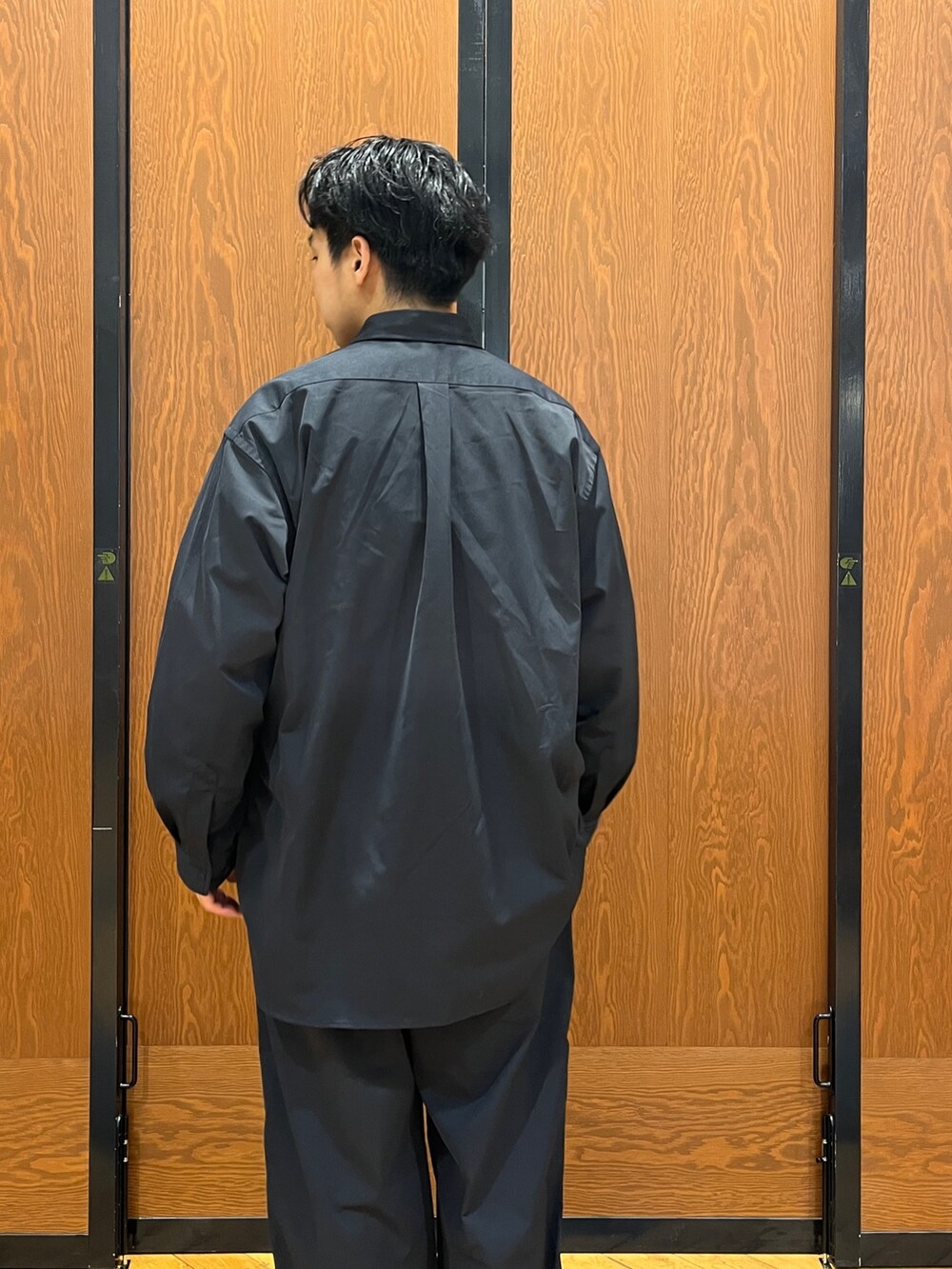 ブルー系のシャツ/ブラウス、ブルー系のその他パンツ、シルバー系のスニーカーを着用したメンズの冬コーディネートの4枚目の写真