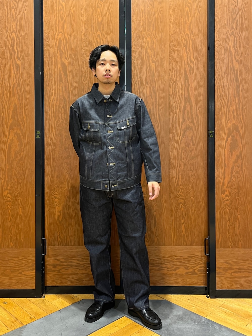 ブルー系のデニムジャケット、ブルー系のデニムパンツを着用したメンズの冬コーディネートの5枚目の写真