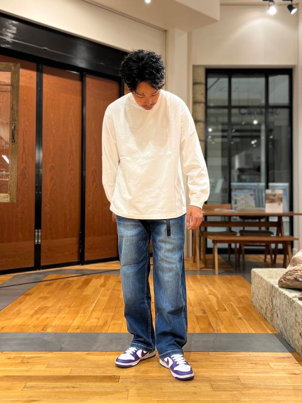 ブルー系のデニムパンツ、ホワイト系のTシャツ/カットソーを着用したメンズの秋コーディネートの2枚目の写真