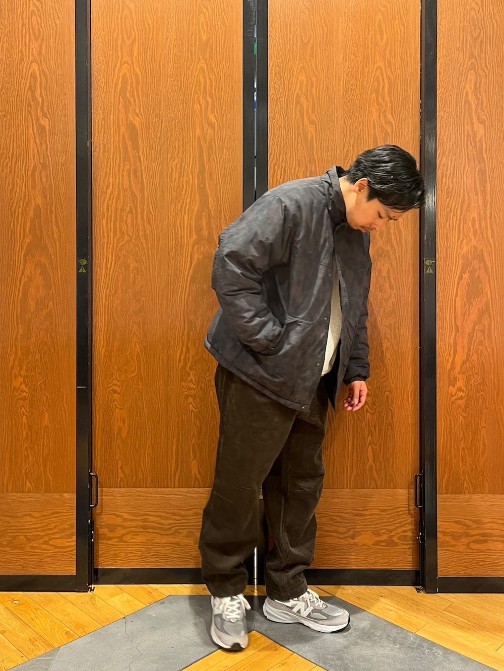 ブラック系のダウンジャケット/コート、グレー系のスウェット、ブラウン系のその他パンツを着用したメンズの冬コーディネートの3枚目の写真