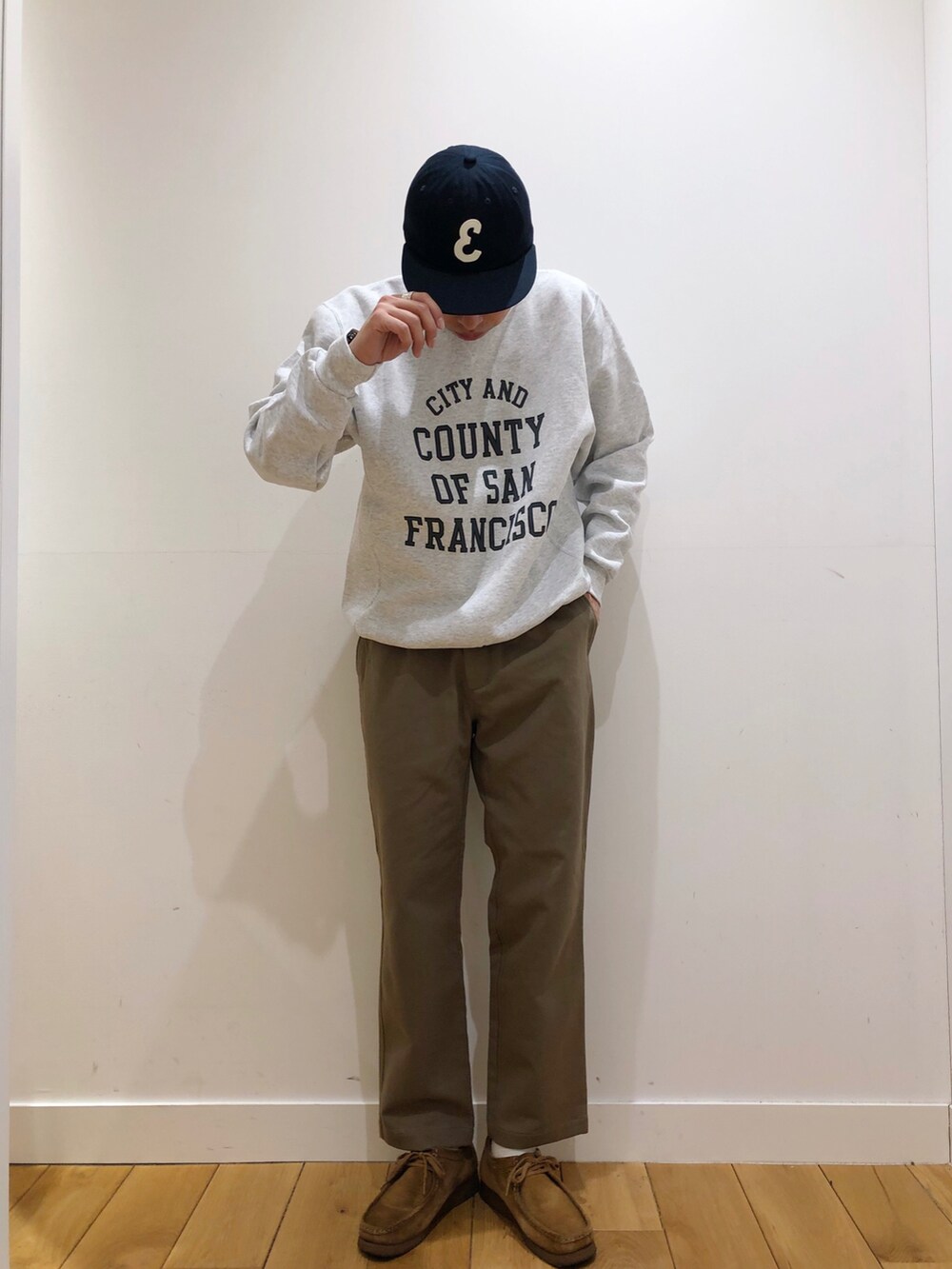 ベージュ系のその他パンツ、ブルー系のキャップ、その他のその他を着用したメンズの冬コーディネートの2枚目の写真