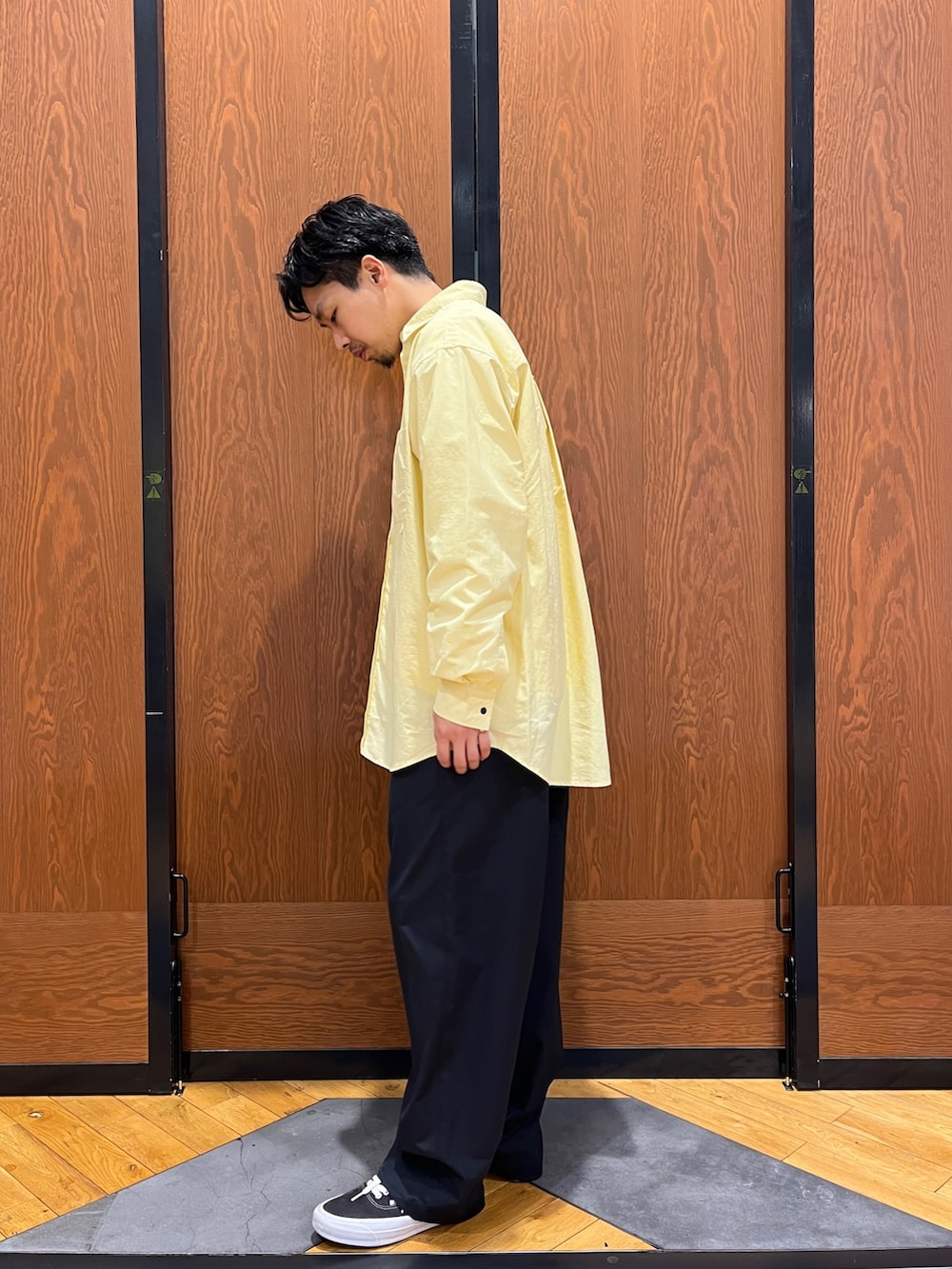 イエロー系のシャツ/ブラウス、ブラック系のその他パンツを着用したメンズの春コーディネートの2枚目の写真