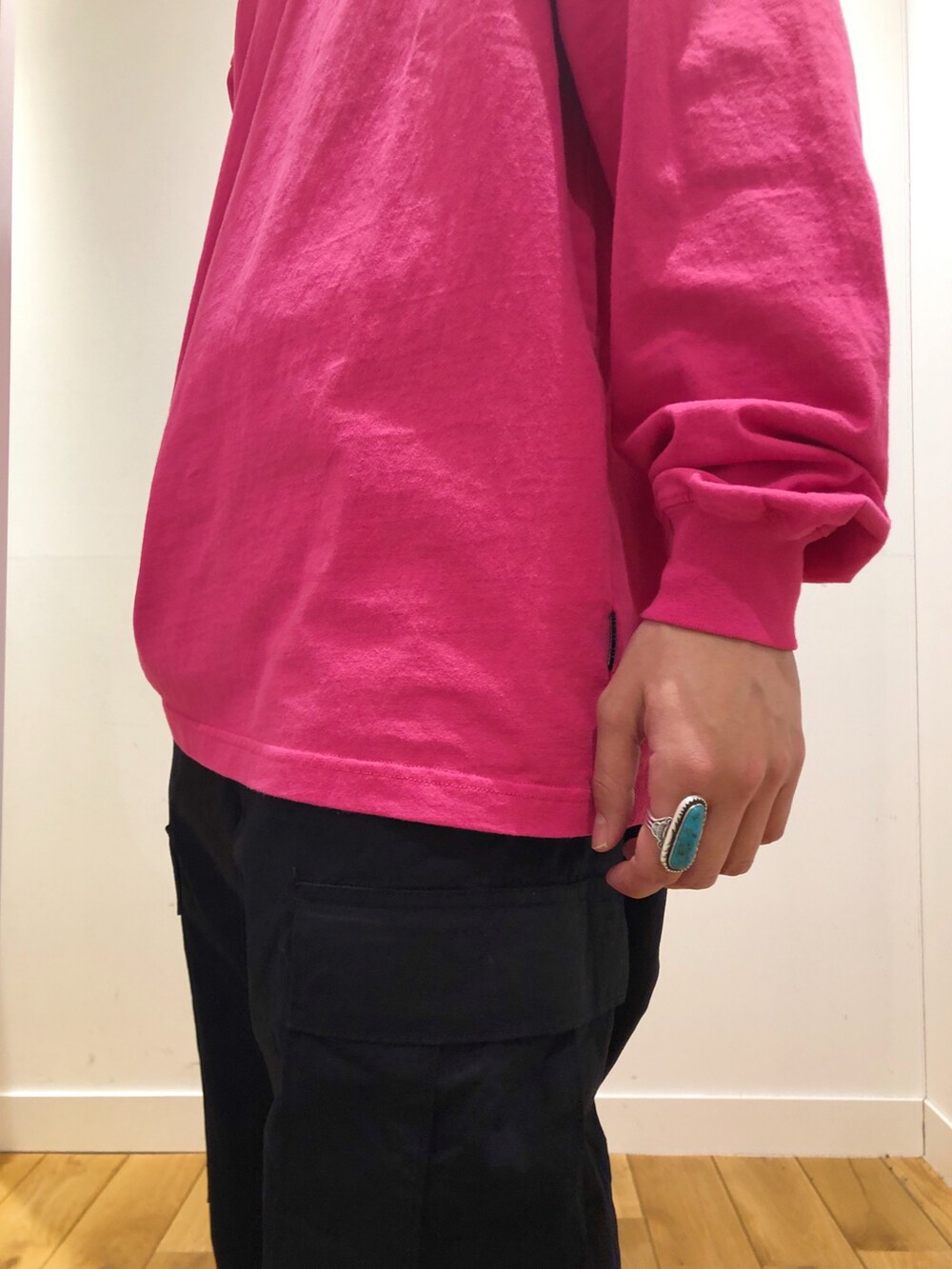 ブラック系のその他パンツ、ピンク系のTシャツ/カットソーを着用したメンズの春コーディネートの2枚目の写真