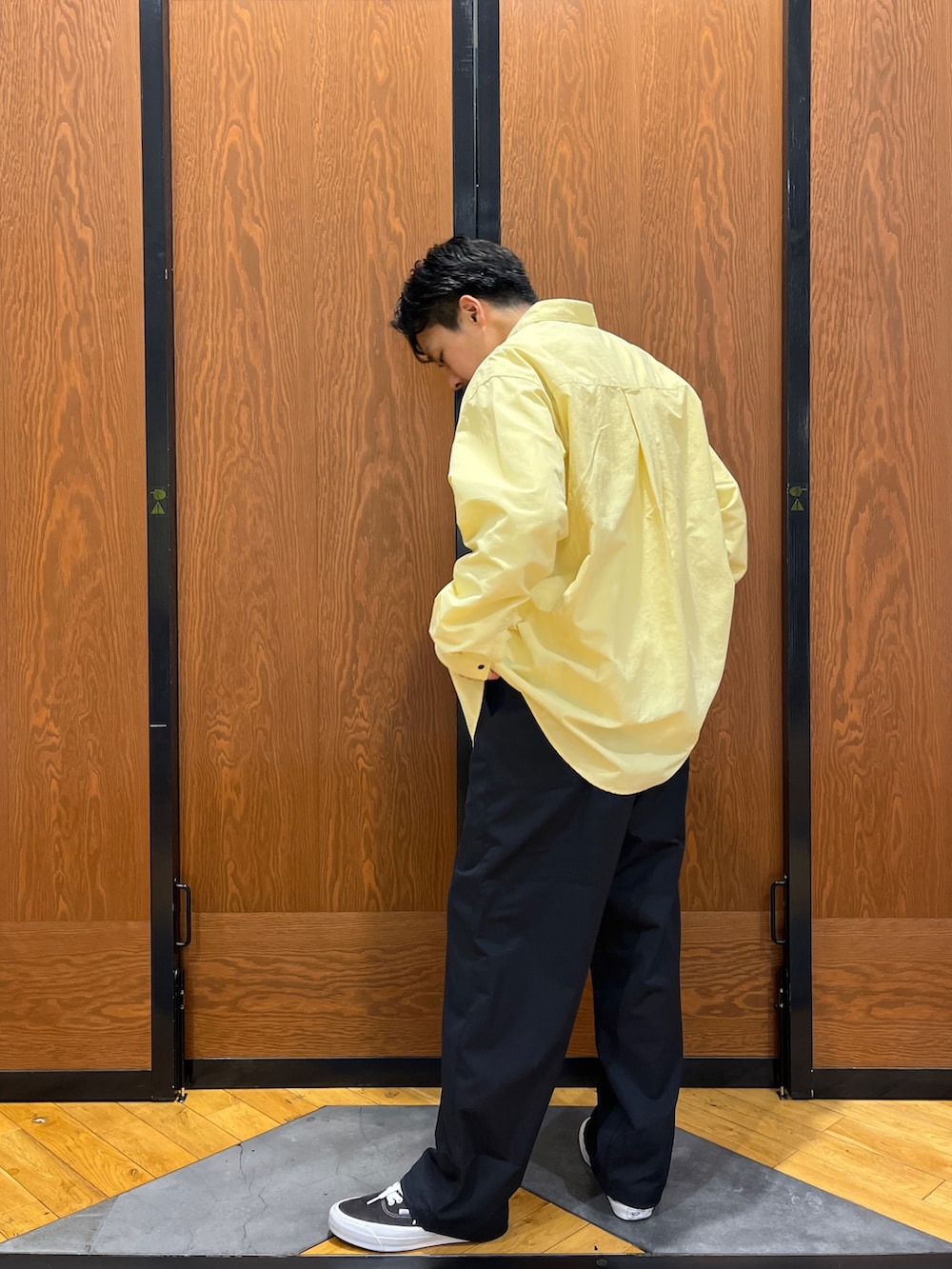 イエロー系のシャツ/ブラウス、ブラック系のその他パンツを着用したメンズの春コーディネートの3枚目の写真