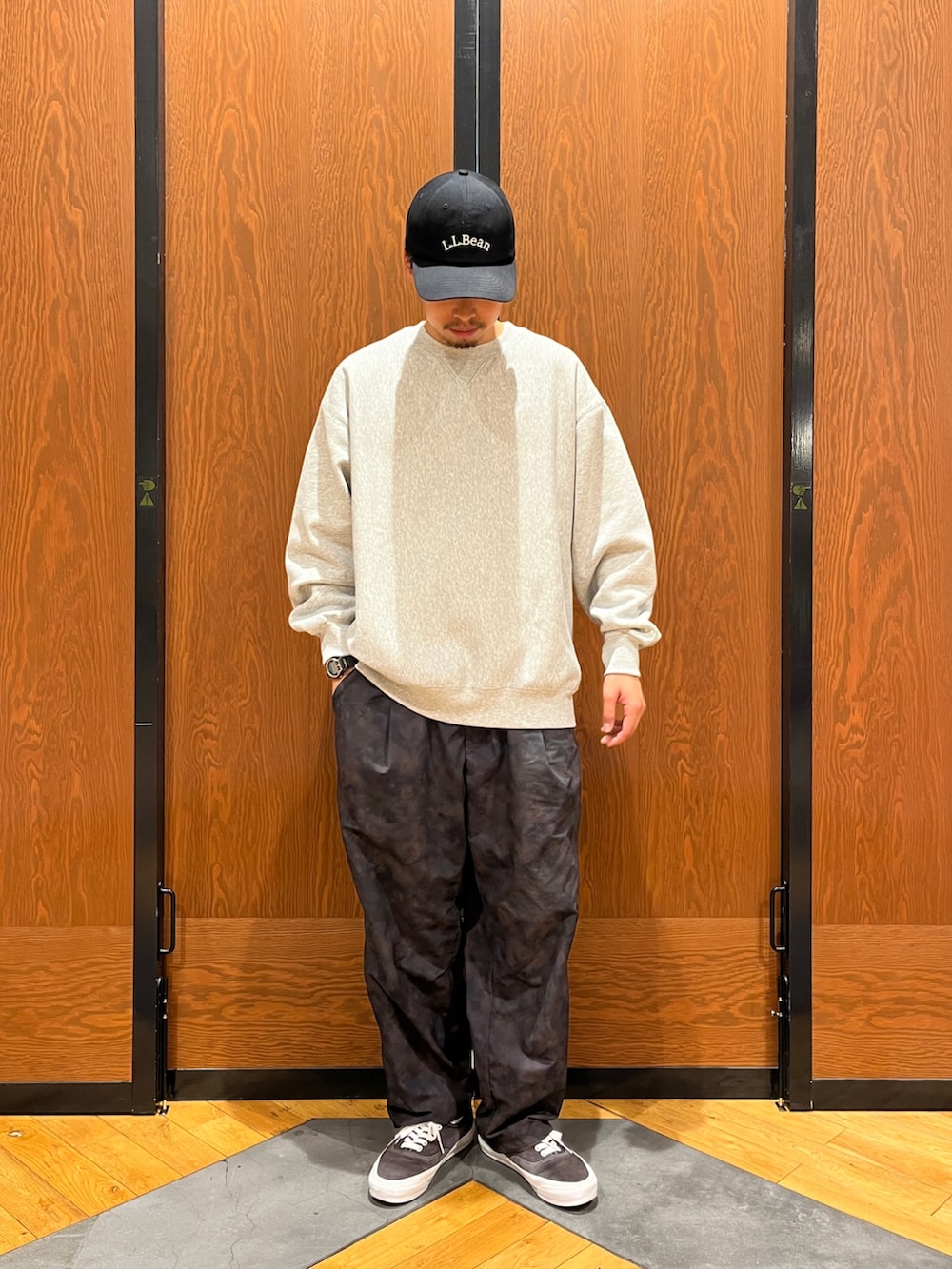 グレー系のスウェット、ブラック系のその他パンツを着用したメンズの秋コーディネートの3枚目の写真