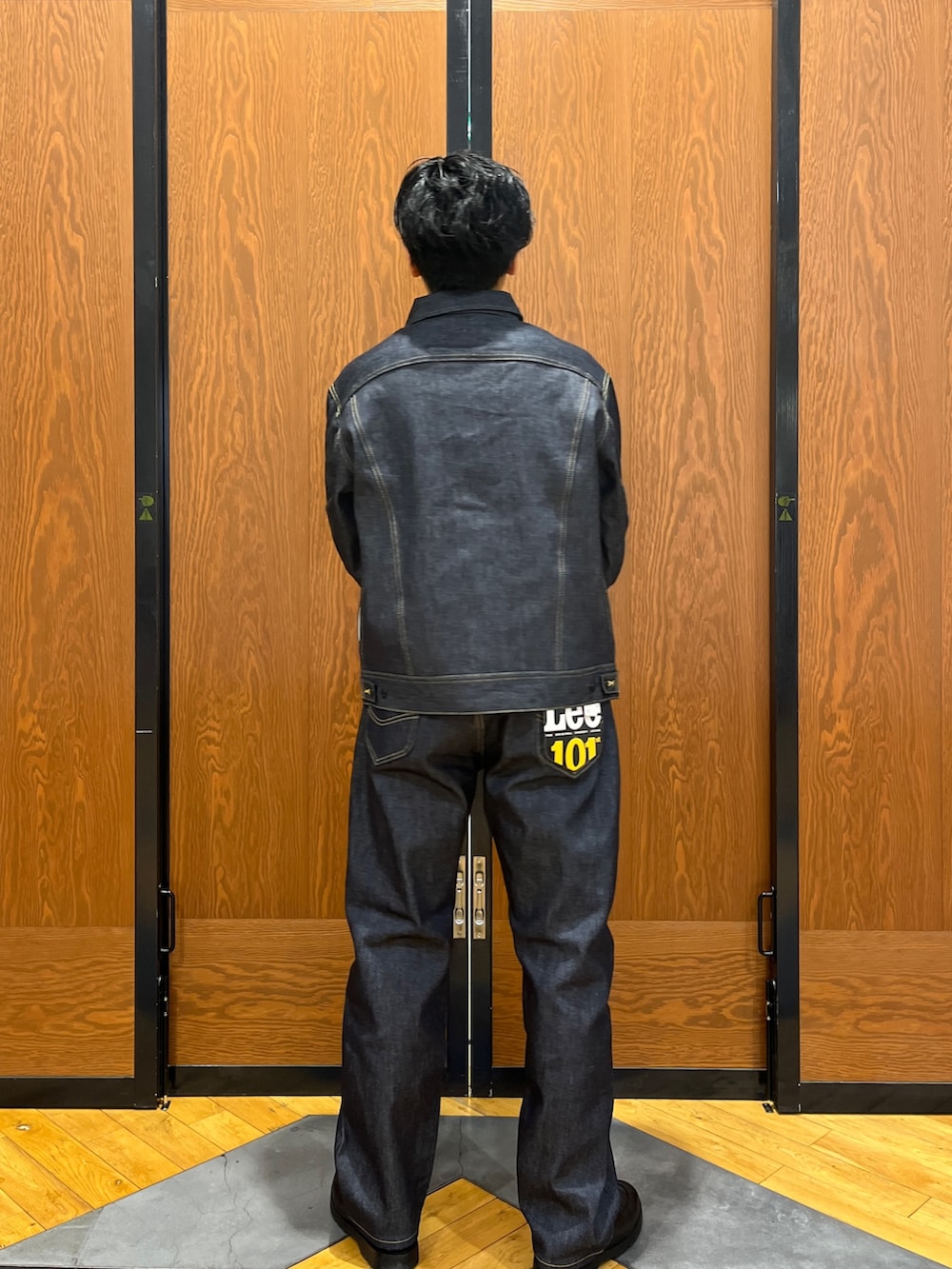 ブルー系のデニムジャケット、ブルー系のデニムパンツを着用したメンズの冬コーディネートの3枚目の写真