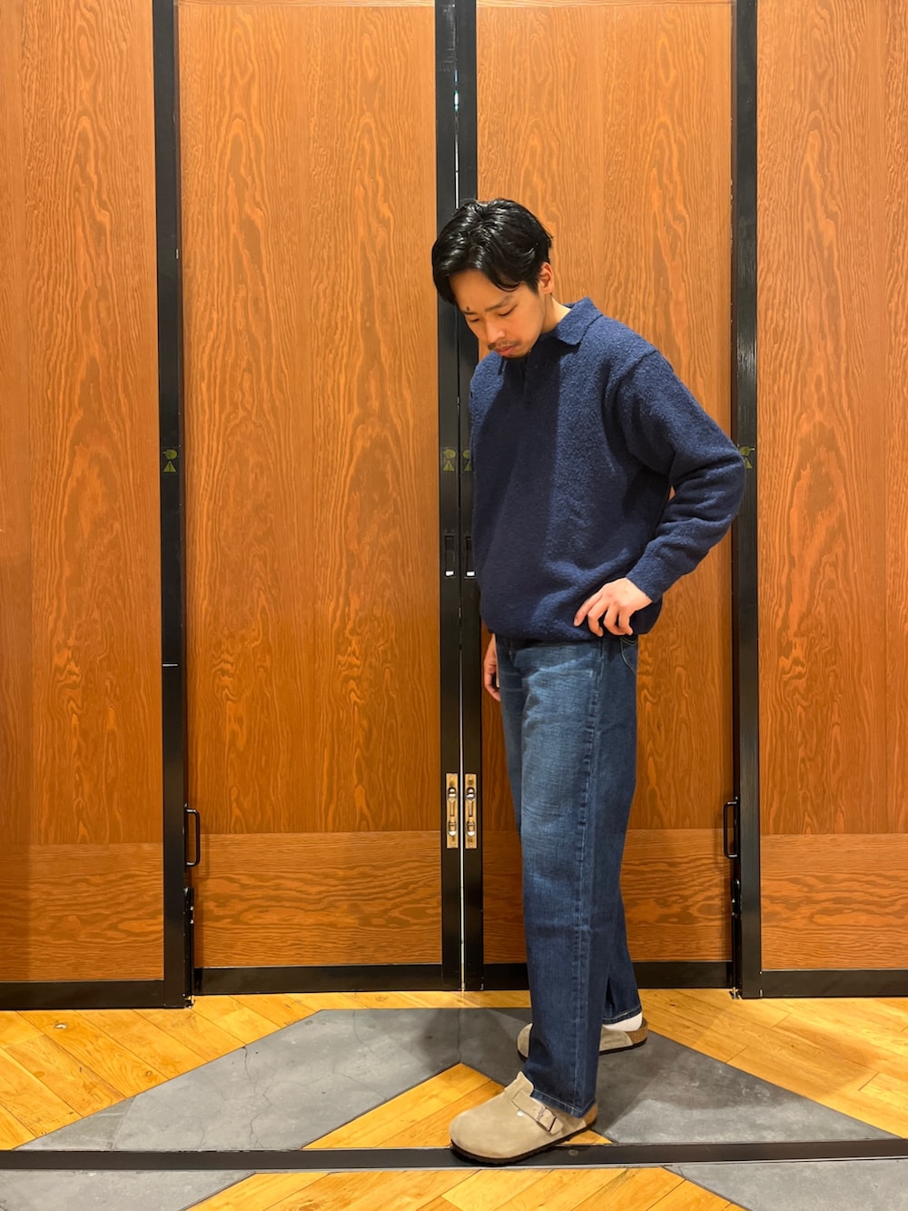 ブルー系のニット/セーター、ブルー系のデニムパンツ、パープル系のサンダルを着用したメンズの冬コーディネートの2枚目の写真