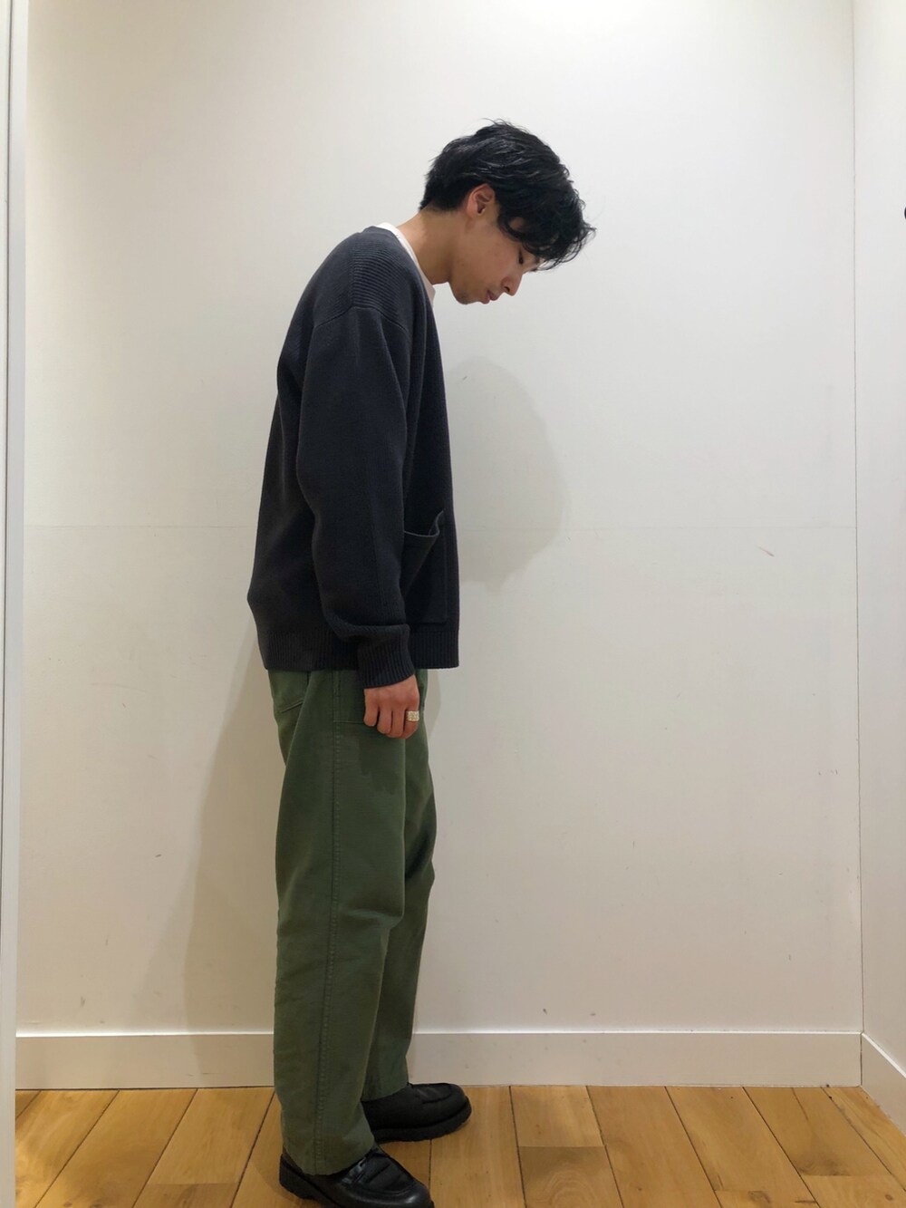 グレー系のカーディガン/ボレロ、ホワイト系のTシャツ/カットソーを着用したメンズの冬コーディネートの3枚目の写真