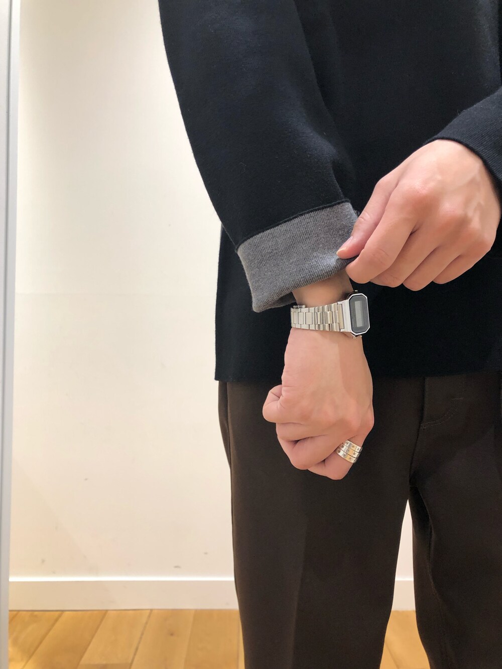 ブラック系のニット/セーター、ブラウン系のその他パンツ、シルバー系のアナログ腕時計を着用したメンズの冬コーディネートの2枚目の写真