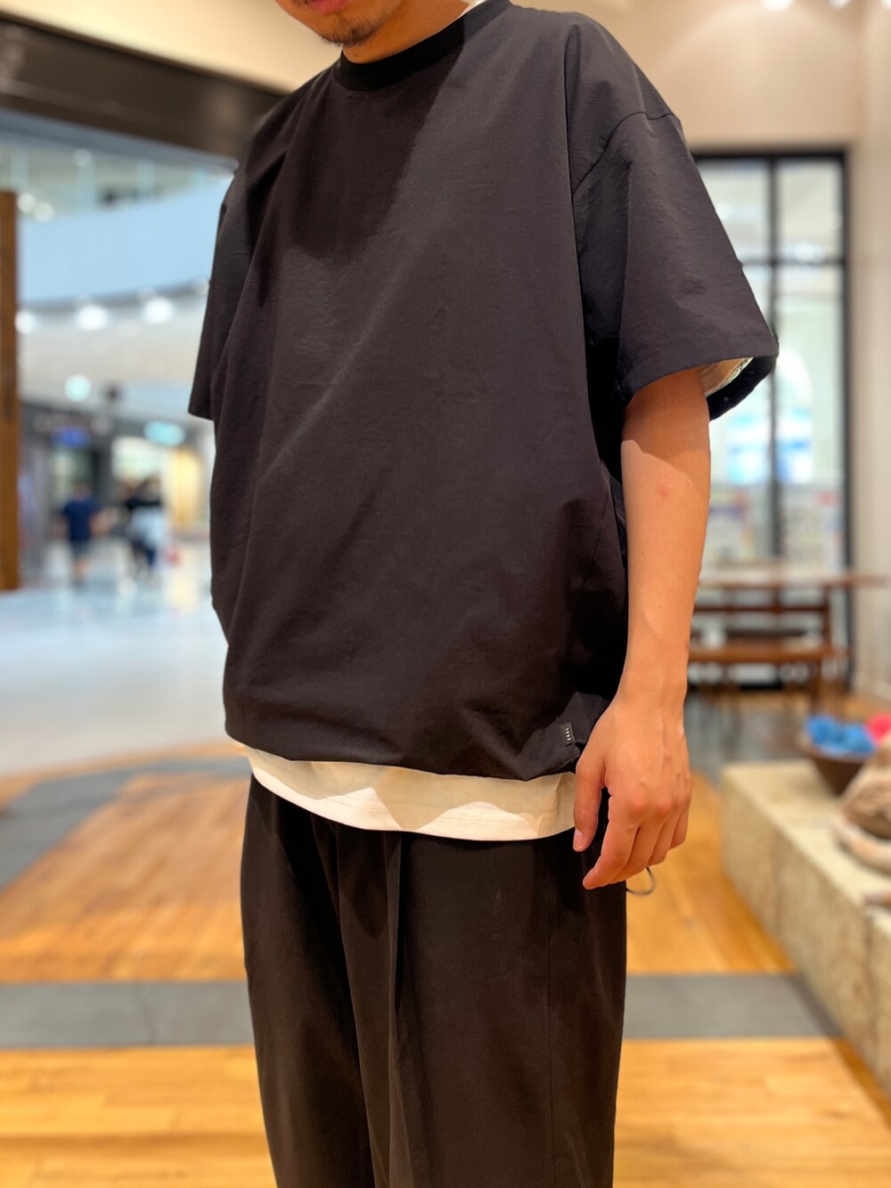 ブラック系のTシャツ/カットソー、ブラック系のその他パンツを着用したメンズの夏コーディネートの3枚目の写真