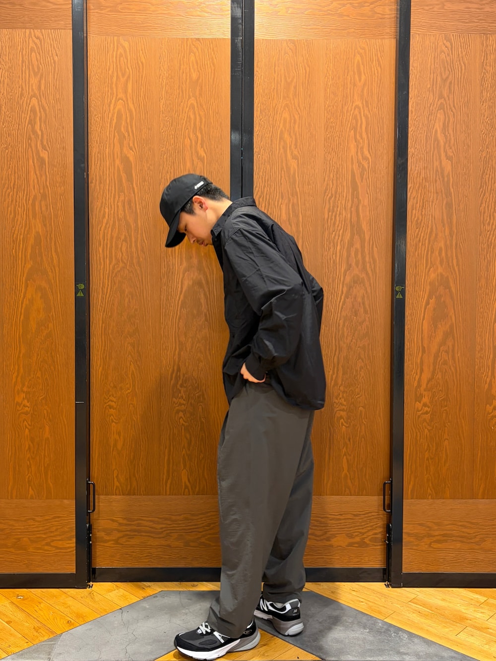 ブラック系のシャツ/ブラウス、グレー系のその他パンツ、ブラック系のキャップを着用したメンズの春コーディネートの2枚目の写真