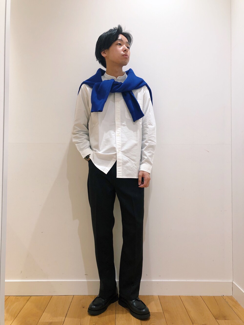 ブルー系のニット/セーター、ブラック系のその他パンツ、ホワイト系のその他を着用したメンズの冬コーディネートの2枚目の写真