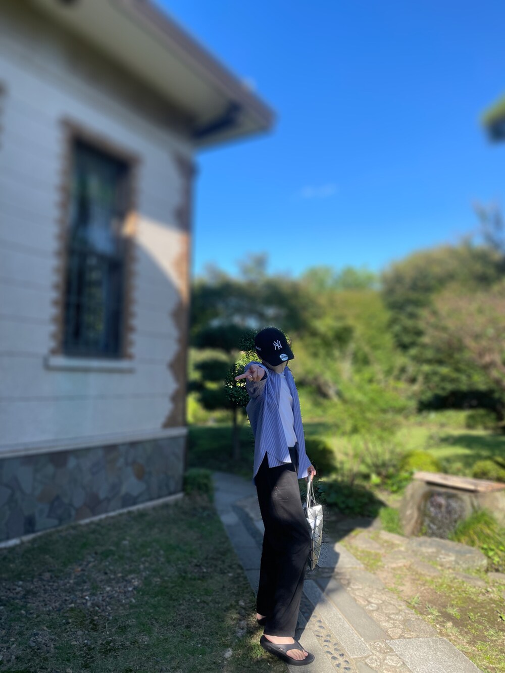 ブラック系のその他パンツ、ブルー系のシャツ/ブラウス、ブラック系のサンダルを着用したメンズの秋コーディネートの2枚目の写真