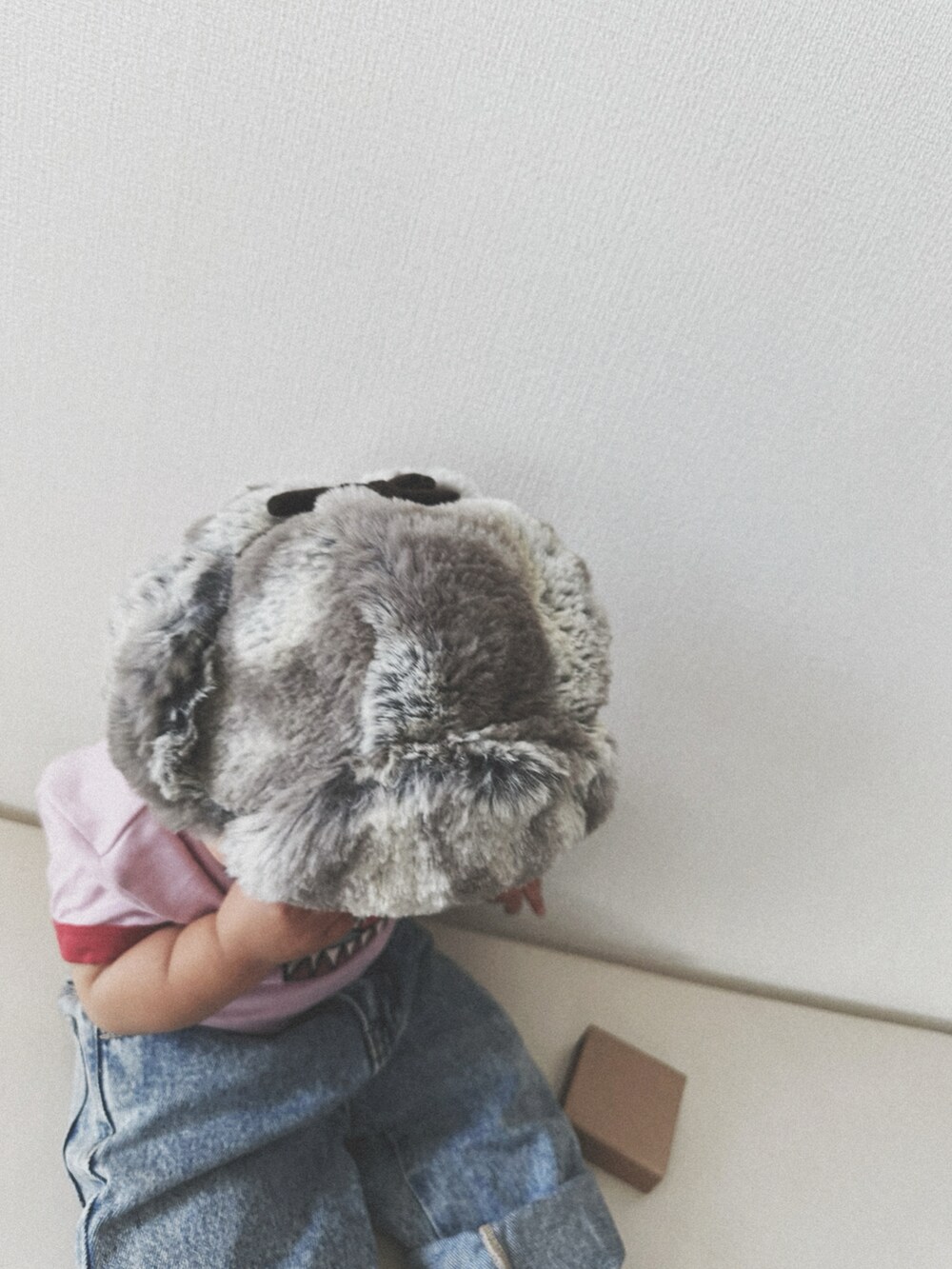 ブルー系のデニムパンツ、ピンク系のTシャツ/カットソー、グレー系の帽子を着用したキッズの秋コーディネートの2枚目の写真