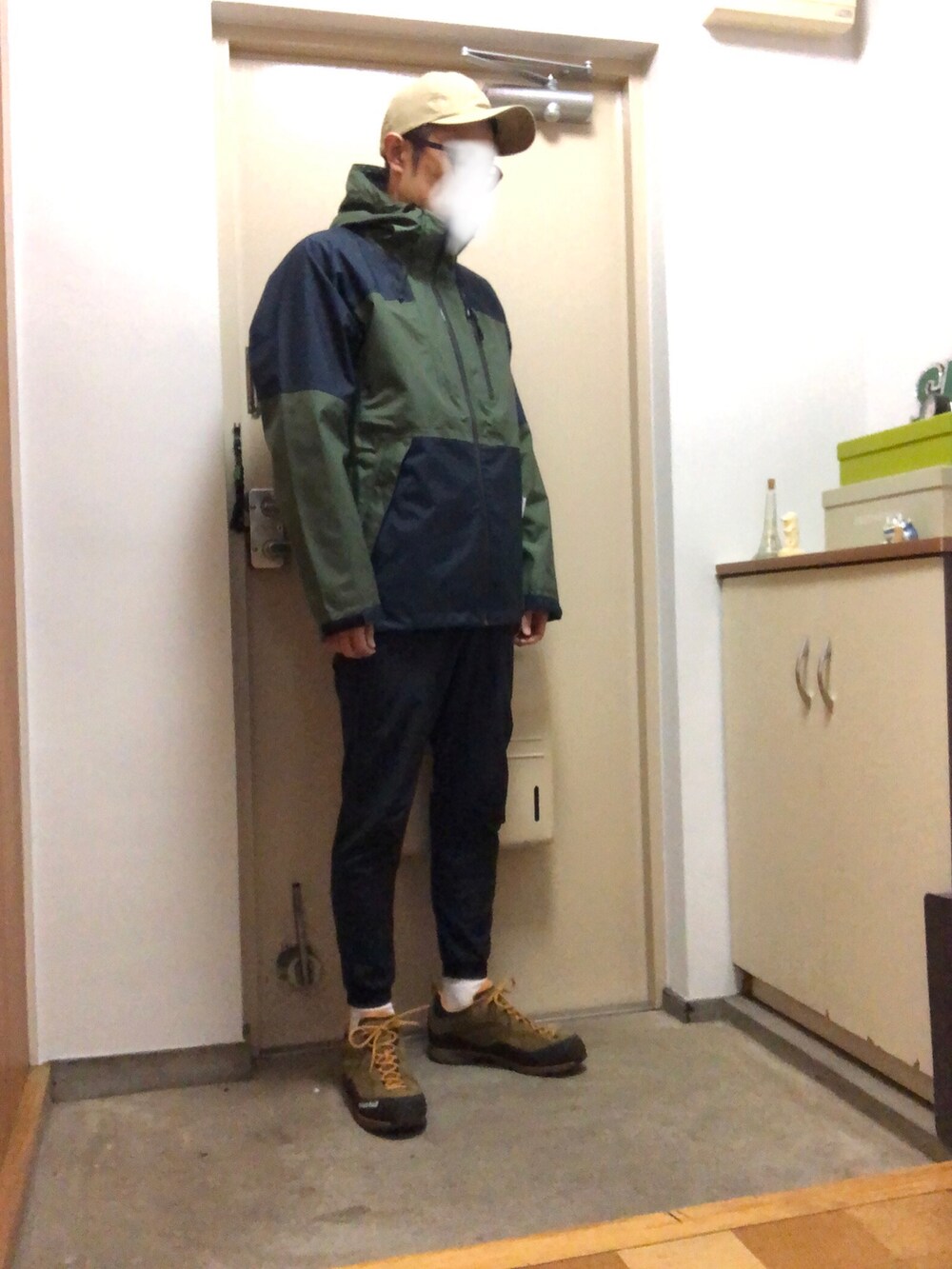 「帽子、キャップ、雨の日コーデ、マウンテンパーカー、アウトドアスタイル、シンプル、シンプルコーデ、トレッキングシューズ、冬コーデ、冬」｜「mont-bellのアイテム（ブーツ、その他）」を使った、えんぴつ ペンシルさん（メンズ・174cm）の冬コーディネートの2枚目の写真