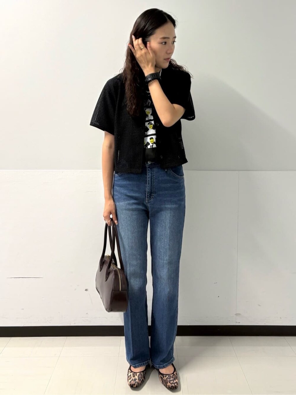 グレー系のTシャツ/カットソー、ブラック系のシャツ/ブラウス、ブルー系のデニムパンツを着用したレディースの夏コーディネートの2枚目の写真