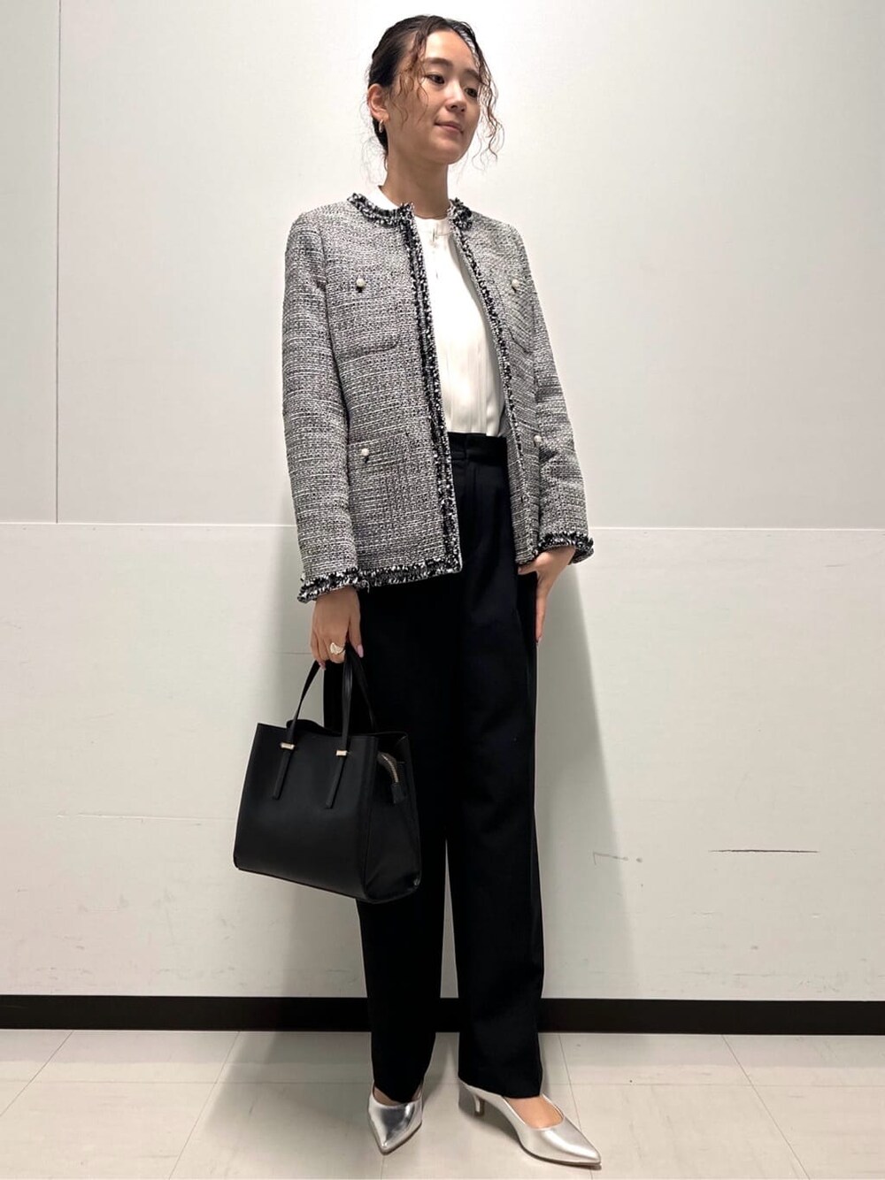 ブラック系のノーカラージャケット、ホワイト系のシャツ/ブラウス、ブラック系のその他パンツを着用したレディースの冬コーディネートの3枚目の写真