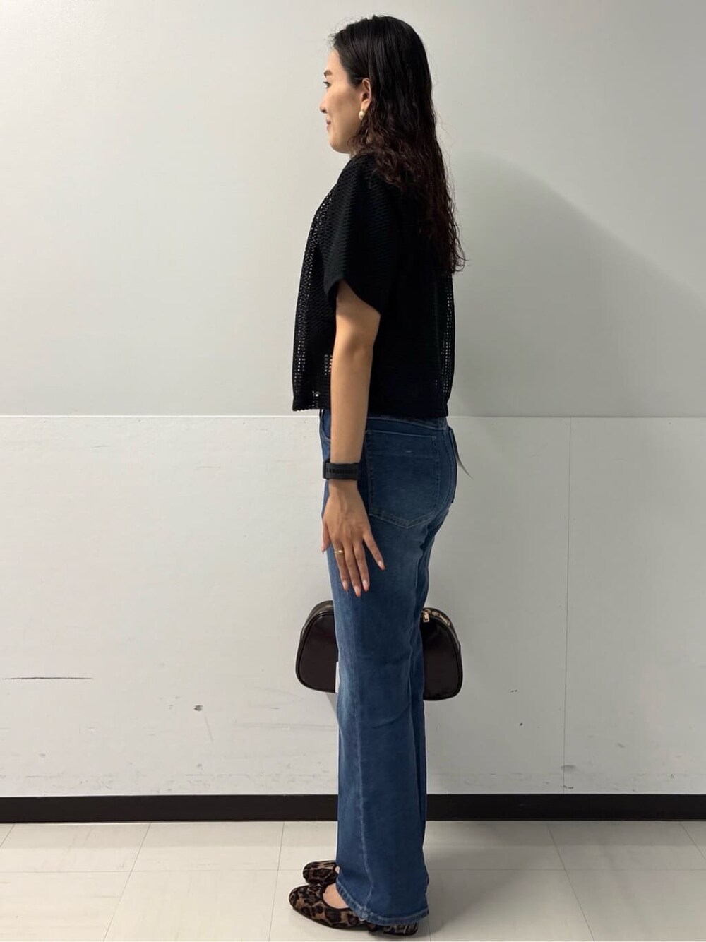 グレー系のTシャツ/カットソー、ブラック系のシャツ/ブラウス、ブルー系のデニムパンツを着用したレディースの夏コーディネートの4枚目の写真