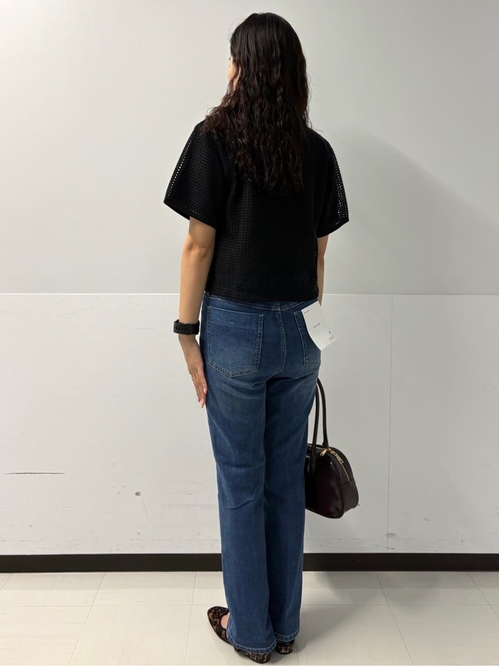 グレー系のTシャツ/カットソー、ブラック系のシャツ/ブラウス、ブルー系のデニムパンツを着用したレディースの夏コーディネートの5枚目の写真