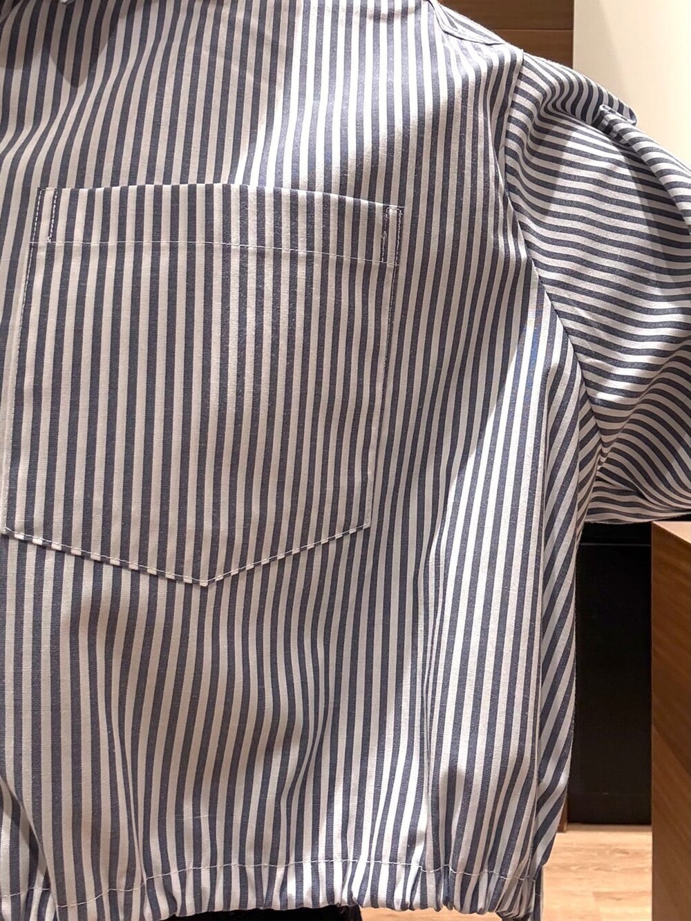 ブルー系のシャツ/ブラウス、ブルー系のデニムパンツ、ブラック系のショルダーバッグを着用したレディースの秋コーディネートの4枚目の写真