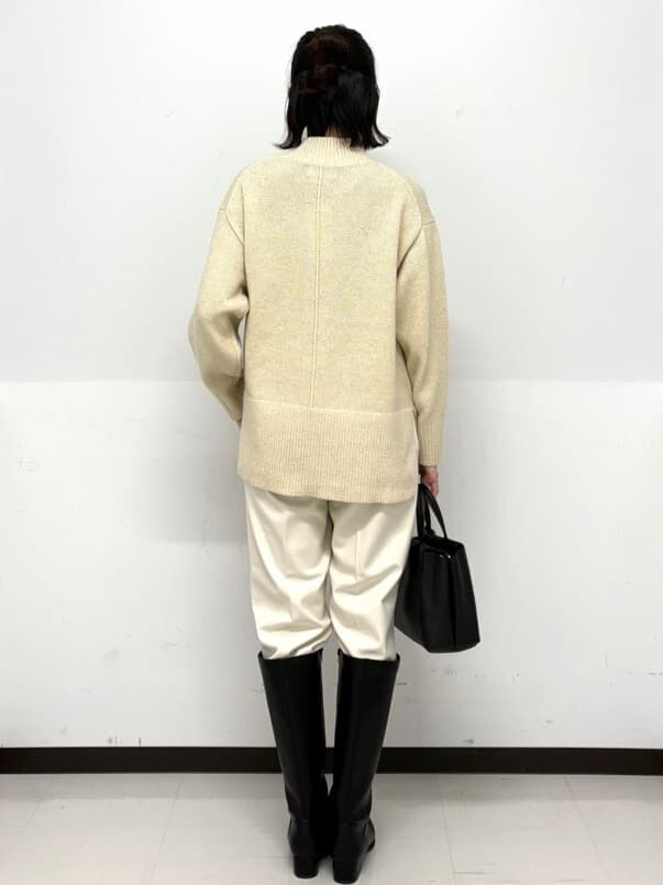 ベージュ系のニット/セーター、ホワイト系のその他パンツ、ブラック系のトートバッグを着用したレディースの秋コーディネートの5枚目の写真