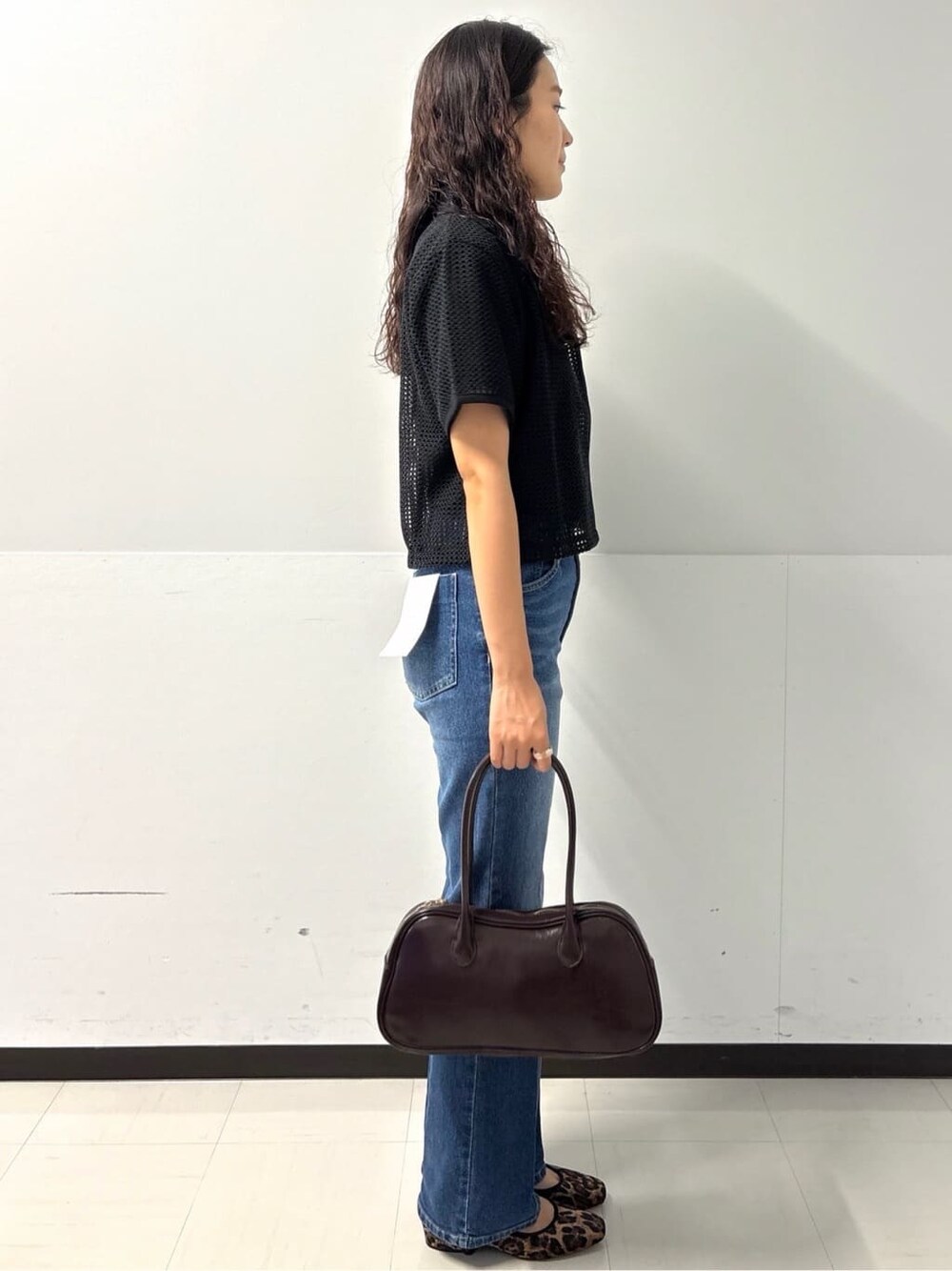 グレー系のTシャツ/カットソー、ブラック系のシャツ/ブラウス、ブルー系のデニムパンツを着用したレディースの夏コーディネートの3枚目の写真