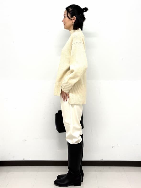 ベージュ系のニット/セーター、ホワイト系のその他パンツ、ブラック系のトートバッグを着用したレディースの秋コーディネートの4枚目の写真