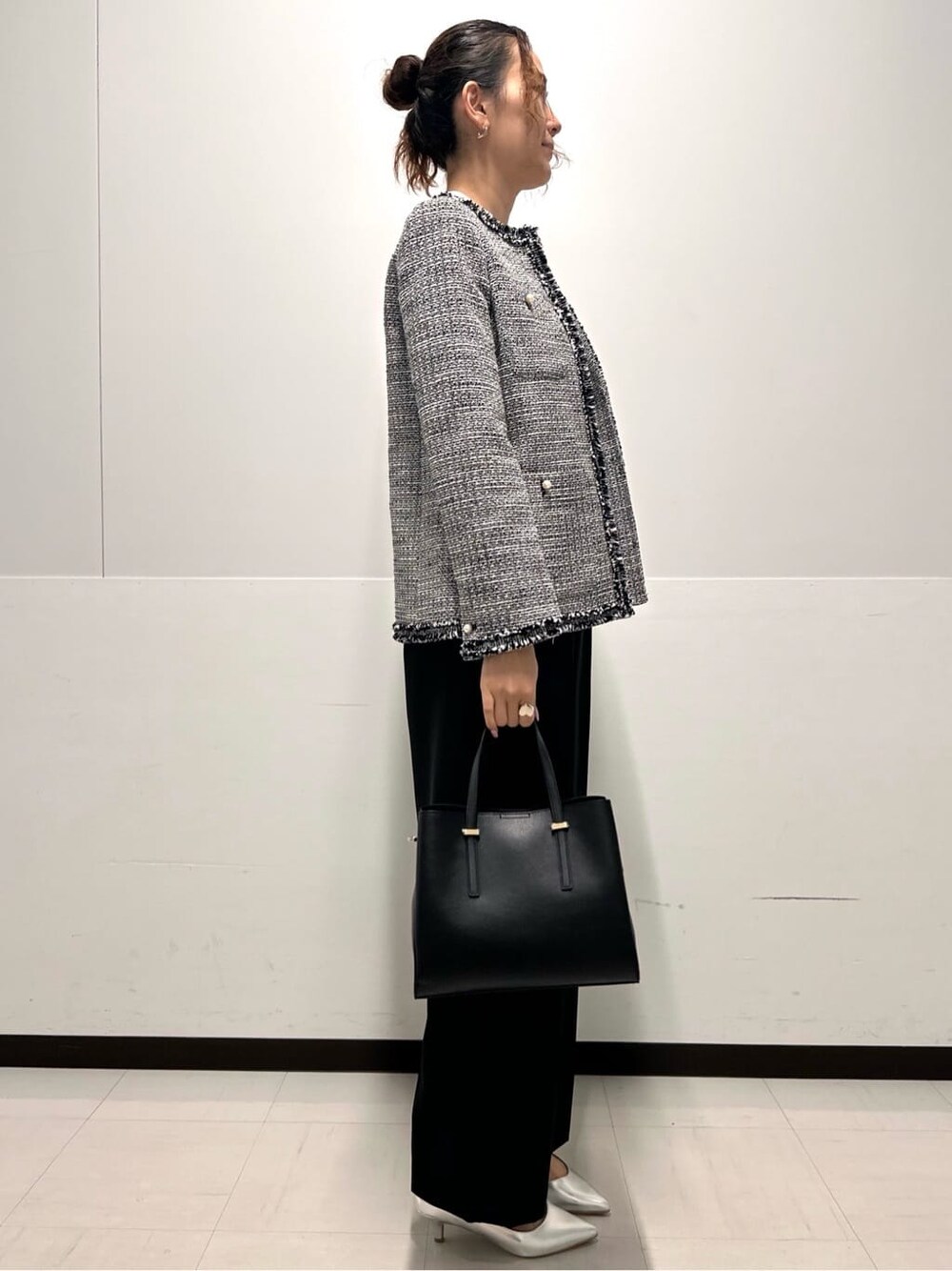 ブラック系のノーカラージャケット、ホワイト系のシャツ/ブラウス、ブラック系のその他パンツを着用したレディースの冬コーディネートの2枚目の写真