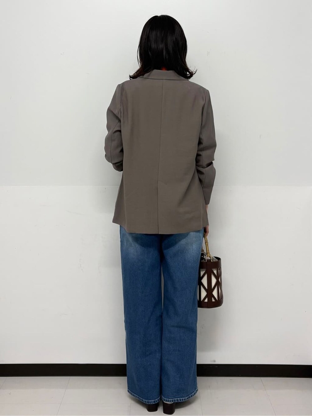 ブルー系のデニムパンツ、ホワイト系のその他パンツ、ブラウン系のテーラードジャケットを着用したレディースの春コーディネートの5枚目の写真