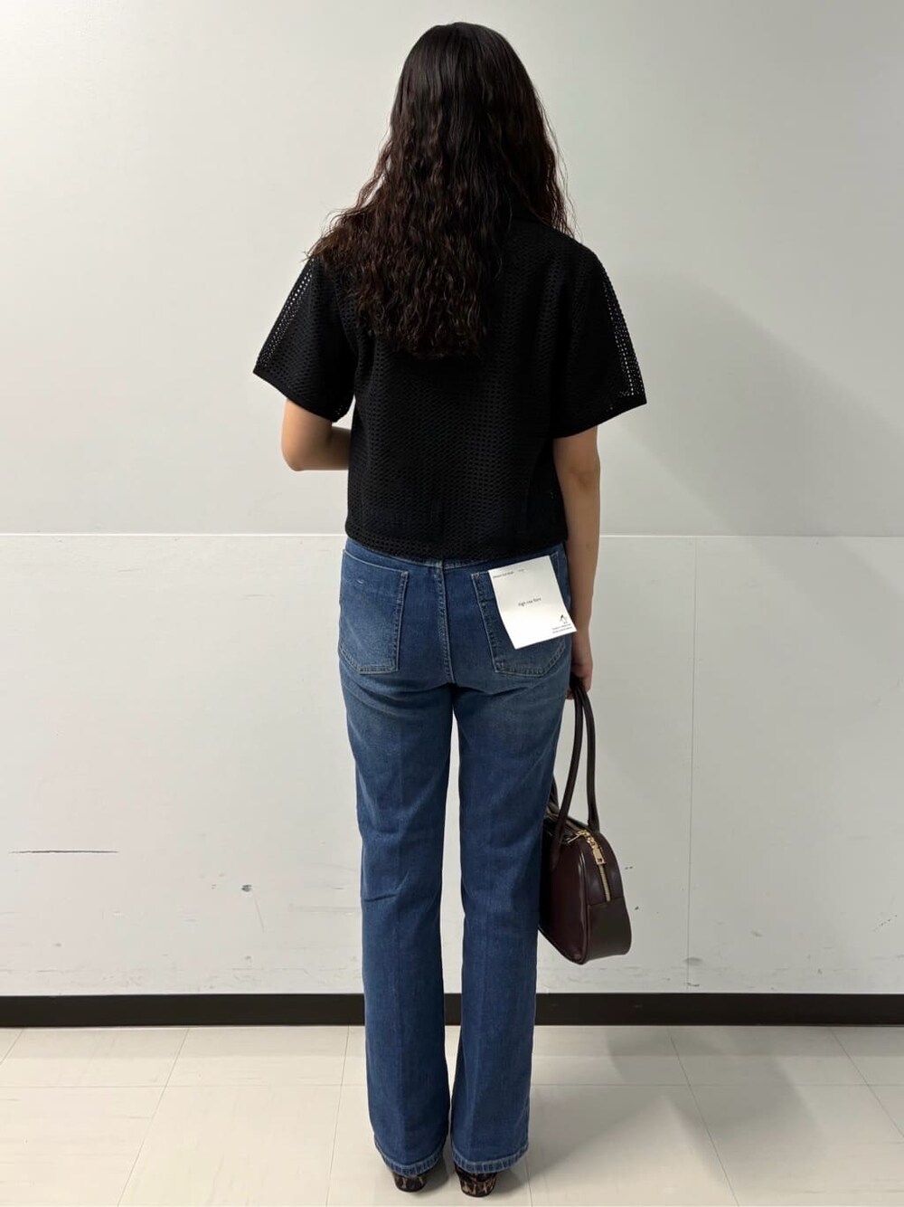 グレー系のTシャツ/カットソー、ブラック系のシャツ/ブラウス、ブルー系のデニムパンツを着用したレディースの夏コーディネートの6枚目の写真