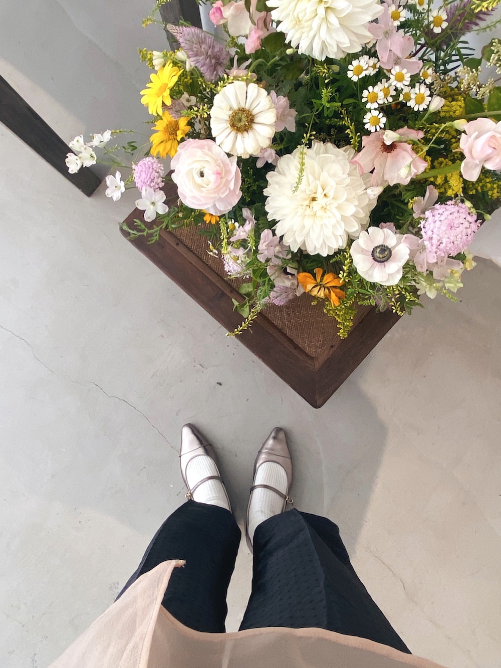 ホワイト系のシャツ/ブラウス、ブラック系のショルダーバッグ、ブラック系のスラックスを着用したレディースの春コーディネートの2枚目の写真