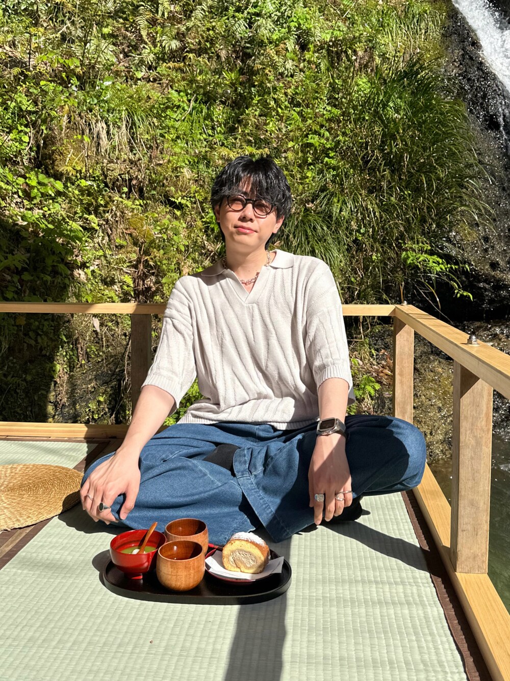 ホワイト系のポロシャツ、ブルー系のデニムパンツ、シルバー系のショルダーバッグを着用したメンズの夏コーディネートの3枚目の写真