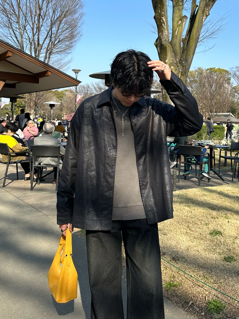 ブラック系のシャツ/ブラウス、グレー系のTシャツ/カットソー、ブラック系のデニムパンツを着用したメンズの秋コーディネートの2枚目の写真