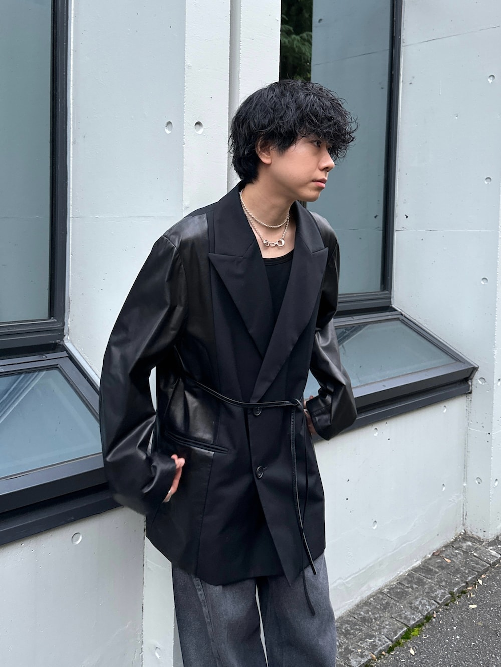 ブラック系のデニムパンツを着用したメンズの秋コーディネートの3枚目の写真