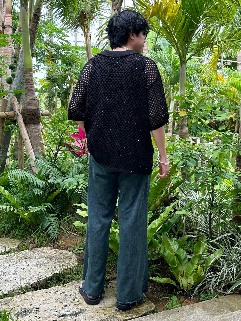 ブラック系のシャツ/ブラウス、ブルー系のデニムパンツ、シルバー系のネックレスを着用したメンズの夏コーディネートの2枚目の写真