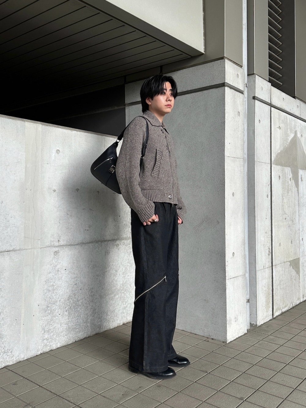 ブラック系のブーツを着用したメンズの冬コーディネートの2枚目の写真