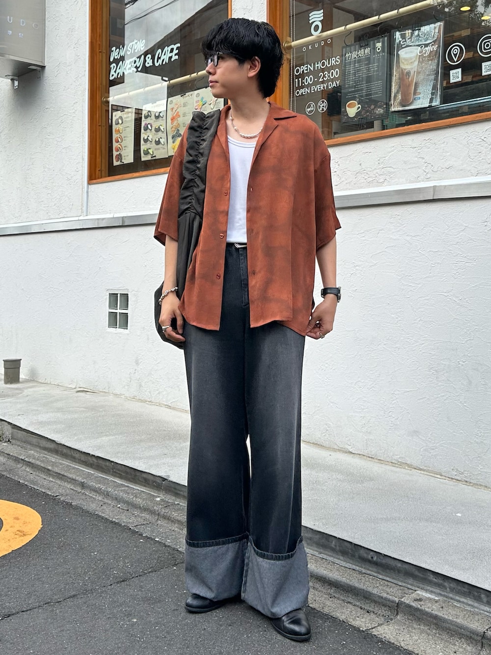 オレンジ系のシャツ/ブラウス、ブラック系のデニムパンツ、ホワイト系のTシャツ/カットソーを着用したメンズの夏コーディネートの2枚目の写真