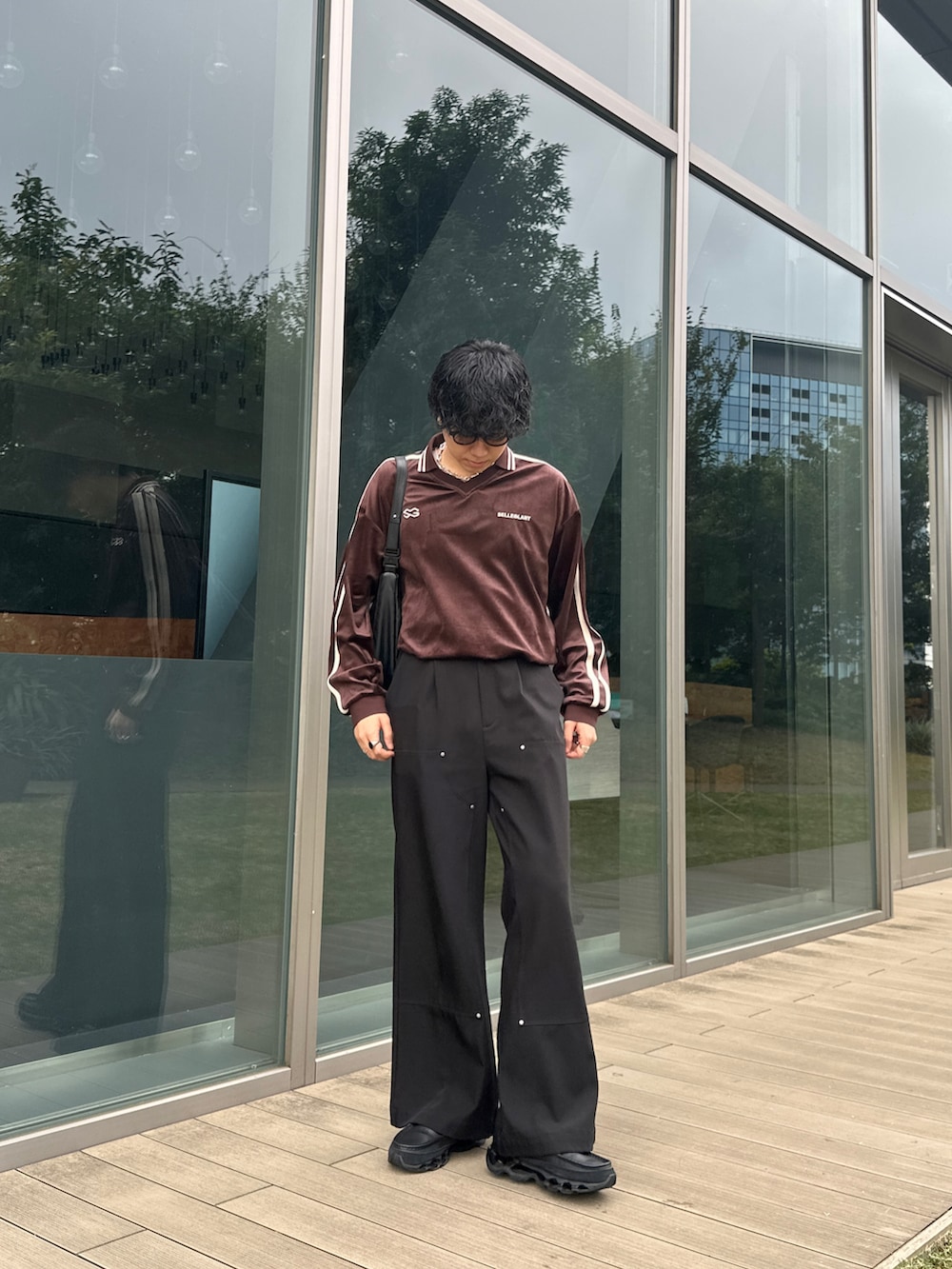 ブラウン系のTシャツ/カットソーを着用したメンズの秋コーディネートの3枚目の写真