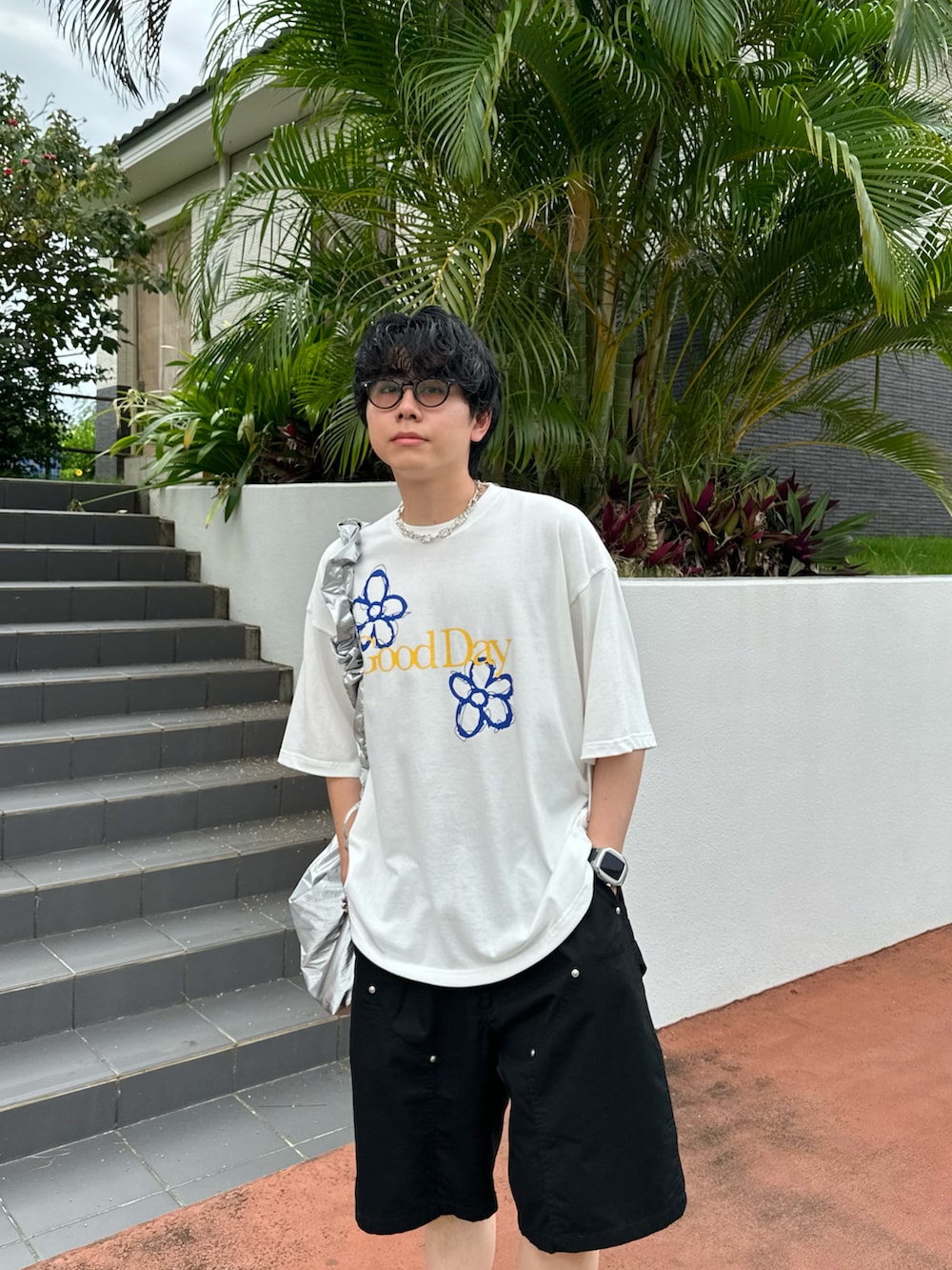 ホワイト系のTシャツ/カットソー、グレー系のその他パンツ、シルバー系のネックレスを着用したメンズの夏コーディネートの3枚目の写真